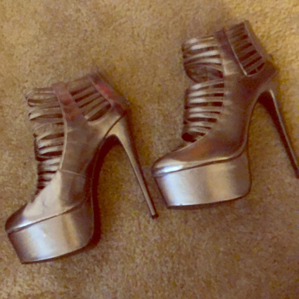 Metallic color high heel